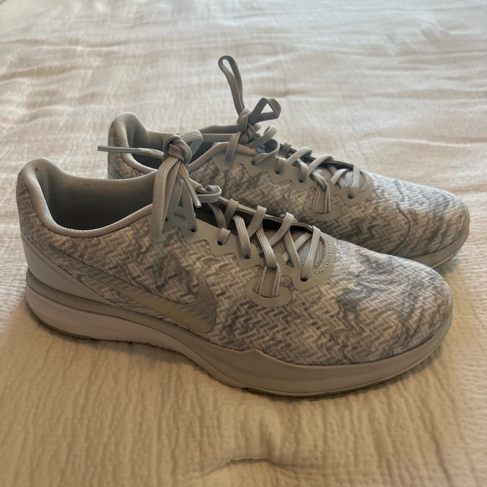 NIKE WOMANS SNEAKERS SIZE 7 GRAY
